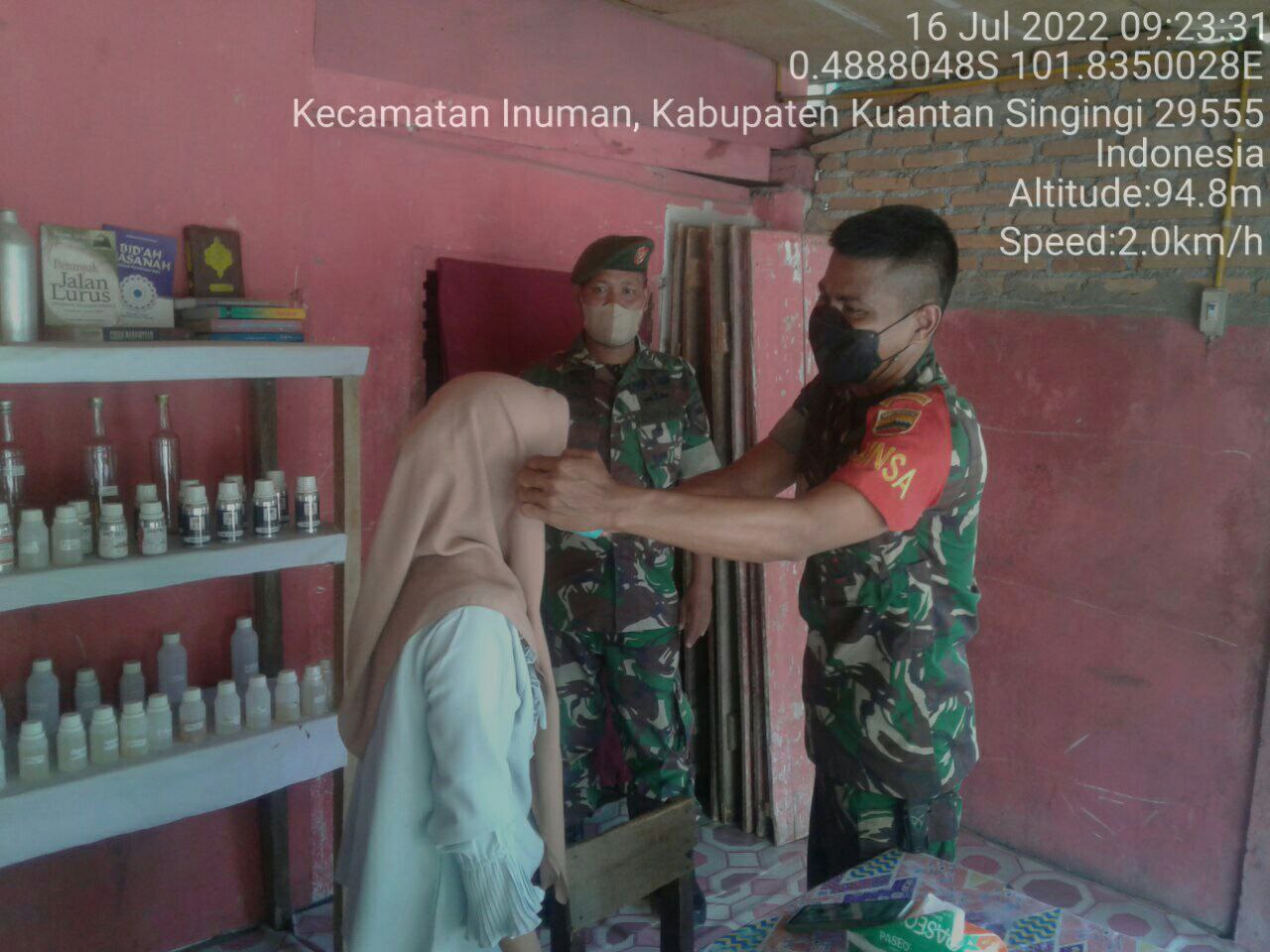 Babinsa Koramil 06/Cerenti Kodim 0302/Inhu Babinsa Terus Melaksanakan Disiplin Prokes Serta Bagikan Masker Kepada Warga di Desa Bedeng Sikuran