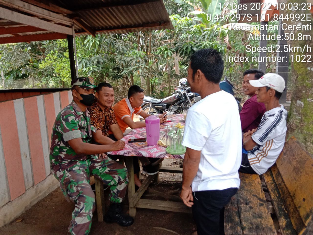 Babinsa Koramil 06/Cerenti Kodim 0302/Inhu,Kopda Junedi Komsos Dengan Warga