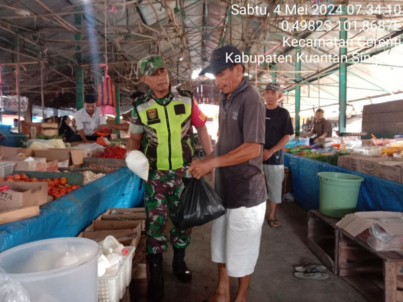 Pastikan Harga Sembako Stabil,  Babinsa Koramil 06/Cerenti Kodim 0302/Inhu Cek Harga Pangan 