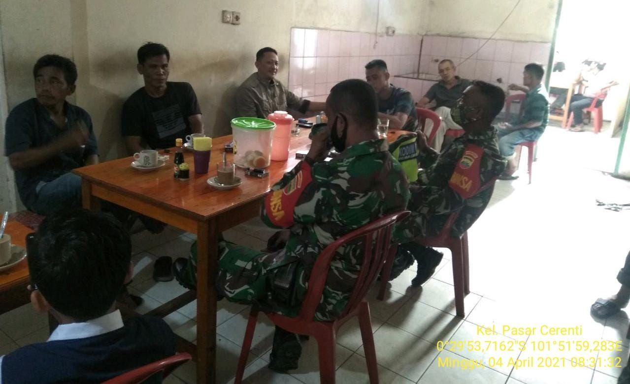 Komunikasi Sosial Bersama Masyarakat, Babinsa Koramil 06/Cerenti Kodim 0302/Inhu Himbau Pelaksanaan Prokes Covid-19