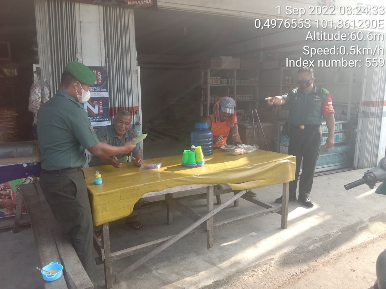 Babinsa Koramil 06/Cerenti Kodim 0302/Inhu Berikan Sosialisasi Serta Himbauan Kepada Warga Agar Patuhi Prokes Covid-19 di Wilayah Teritorialnya