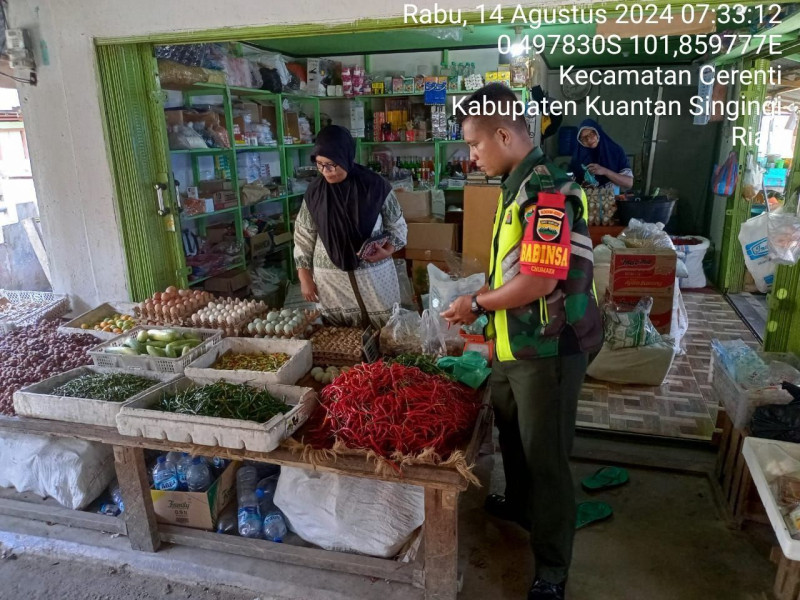 Babinsa Koramil 06/Cerenti Kodim 0302/Inhu Pastikan Harga Sembako Stabil Babinsa Cek Harga Sembako Di Pasar Cerenti Kecamatan Cerenti 