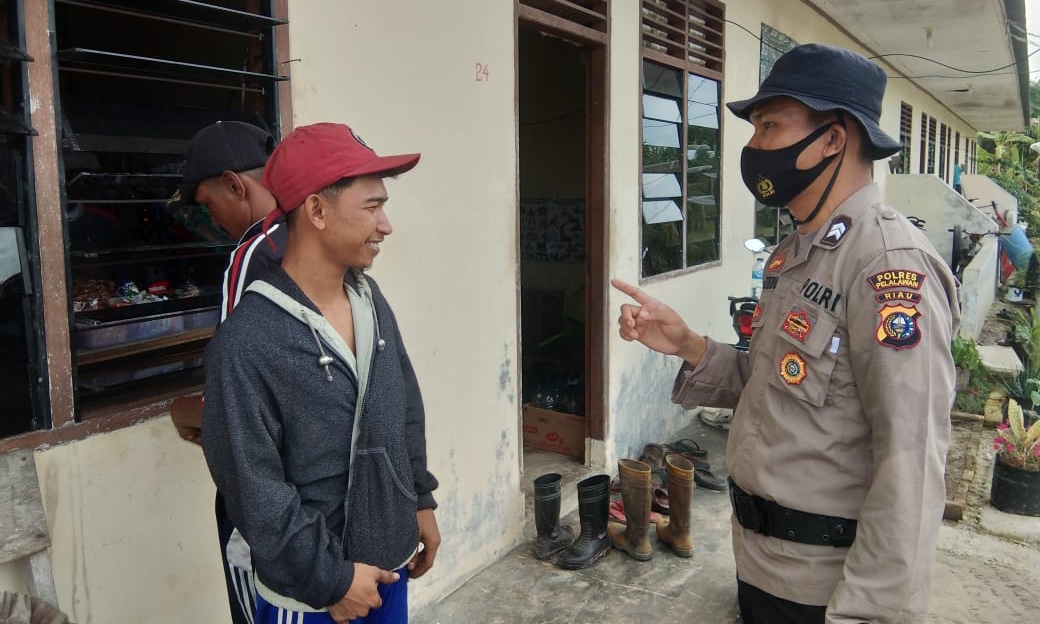 Covid-19 Belum Berakhir, Bhabinkamtibmas Desa Pangkalan Terap Sosialisasikan AKB