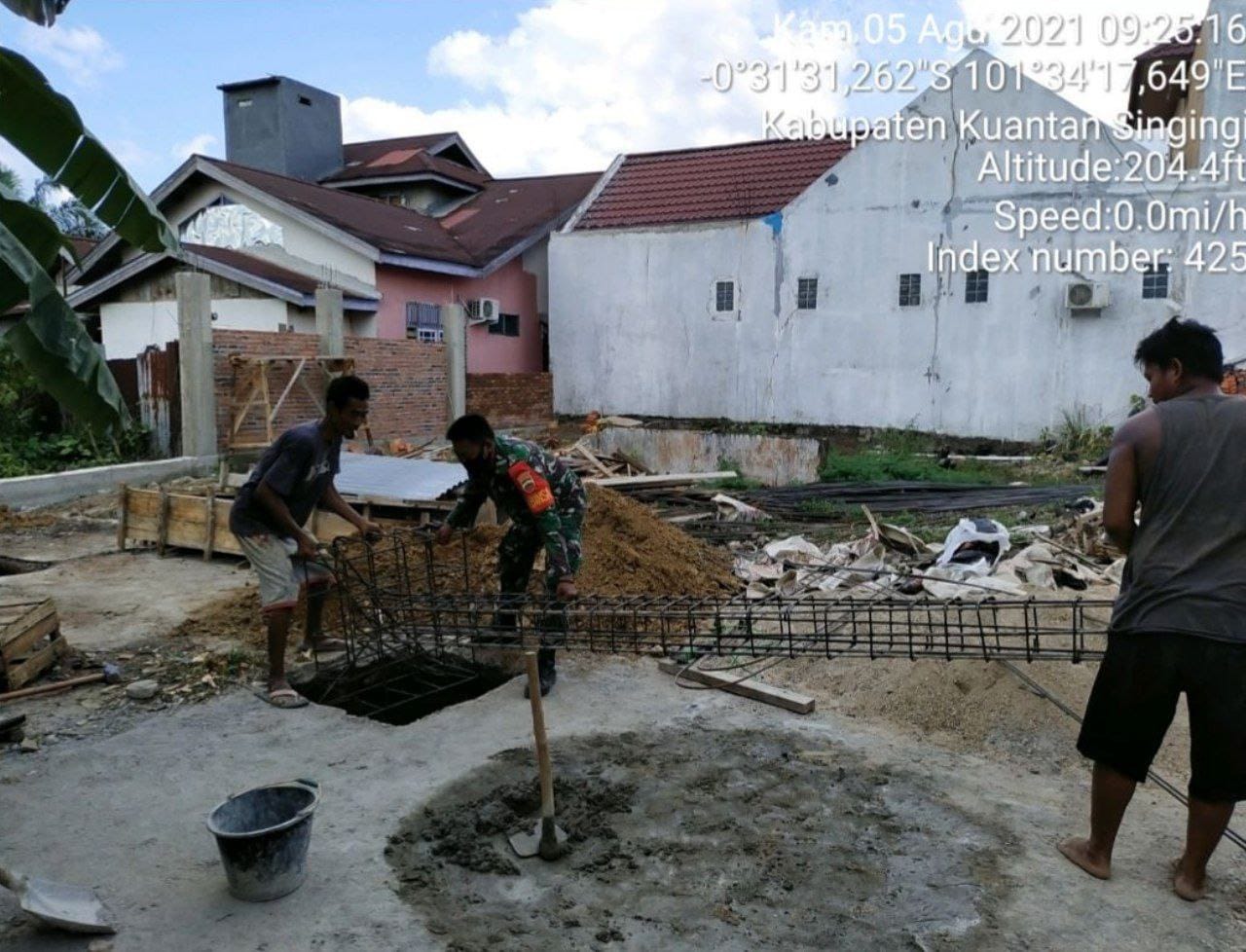 Babinsa Koramil 06/Cerenti Kodim 0302/ Inhu Bersama Masyarakat Gotong Royong di Desa Lebuh Lurus Kecamatan Inuman