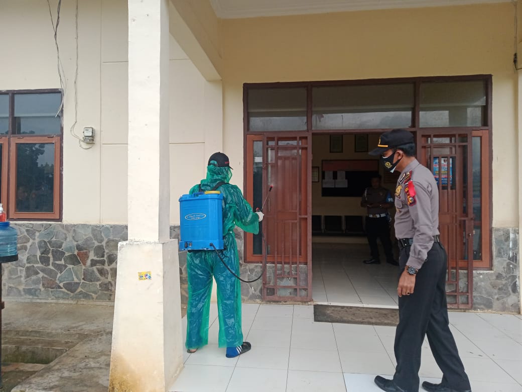 Kantor Polsek Pangkalan Lesung Disemprot Disinfektan