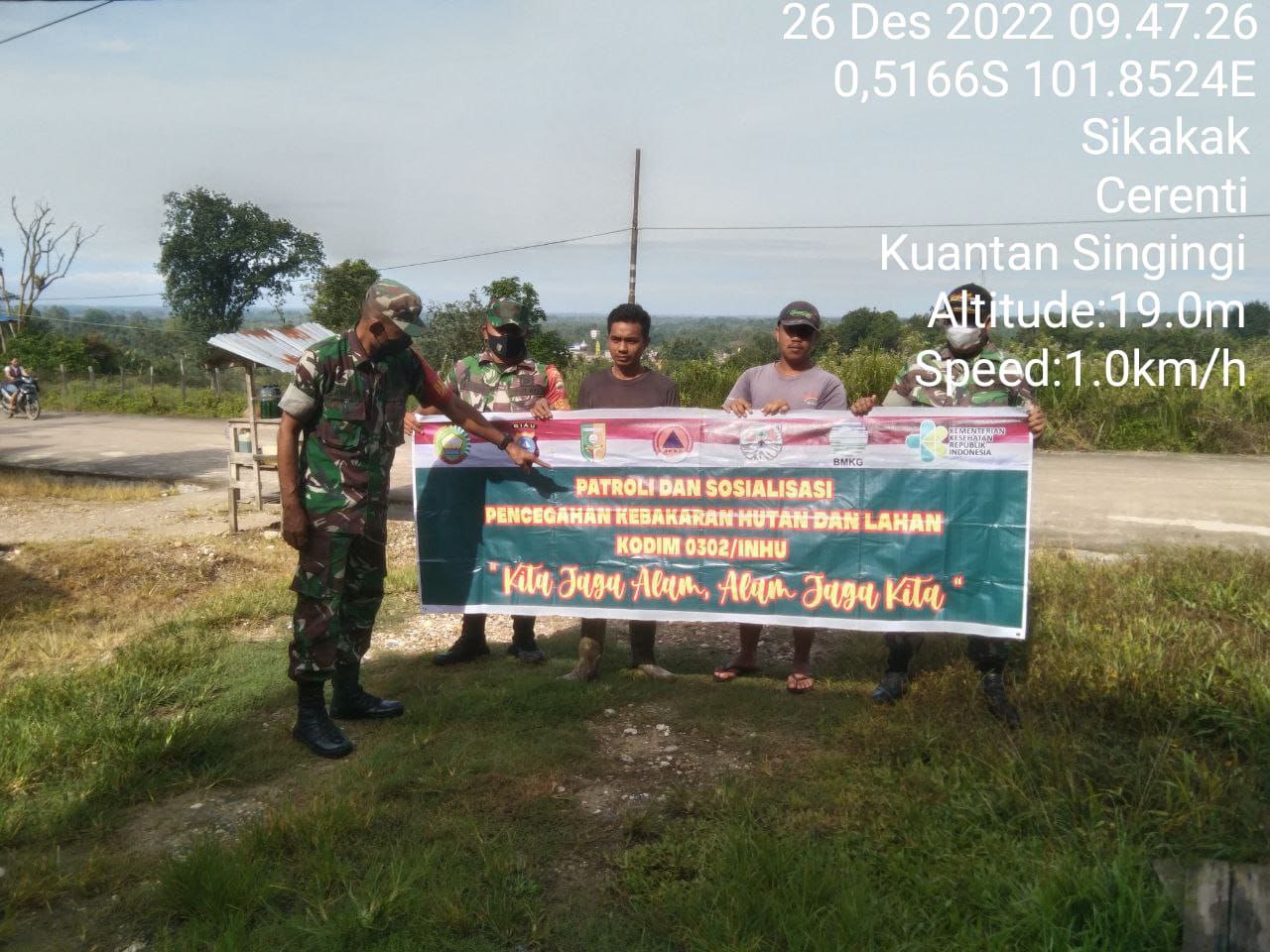 Telusuri Akses Jalan Keperkebunan Warga Untuk Antisipasi Karhutlah,Babinsa Koramil 06/Cerenti Dim 0302/Inhu Ajak Warga Ikut Patroli