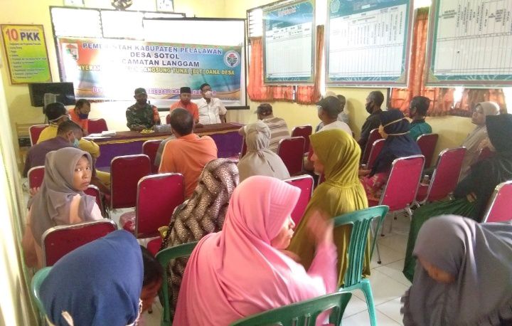 Babinsa Koramil 09/Langgam Awasi Penyaluran BLT DD Desa  Sotol