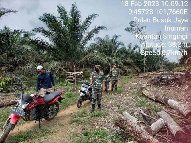 Ciptakan Lingkungan Yang Aman, Babinsa Koramil 06/Cerenti Dim 0302/Inhu Lakukan Patroli Dan Sosialisasi Untuk Antisipasi Karhutla Bersama Warga di Pulau Busuk Jaya 