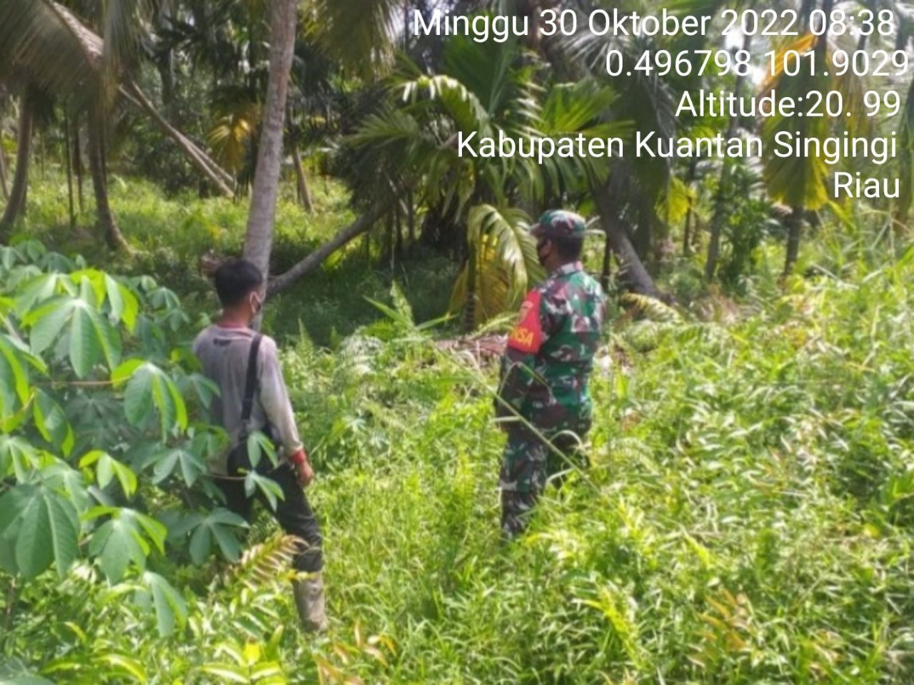 Tingkatkan Pengawasan Karlahut, Babinsa Koramil 06/ Cerenti Dim 0302/ Inhu Laksanakan Patroli dan Sosialisasi Kepada Masyarakat di Desa Pulau Bayur Kecamatan Cerenti Kabupaten Kuantan Singingi 