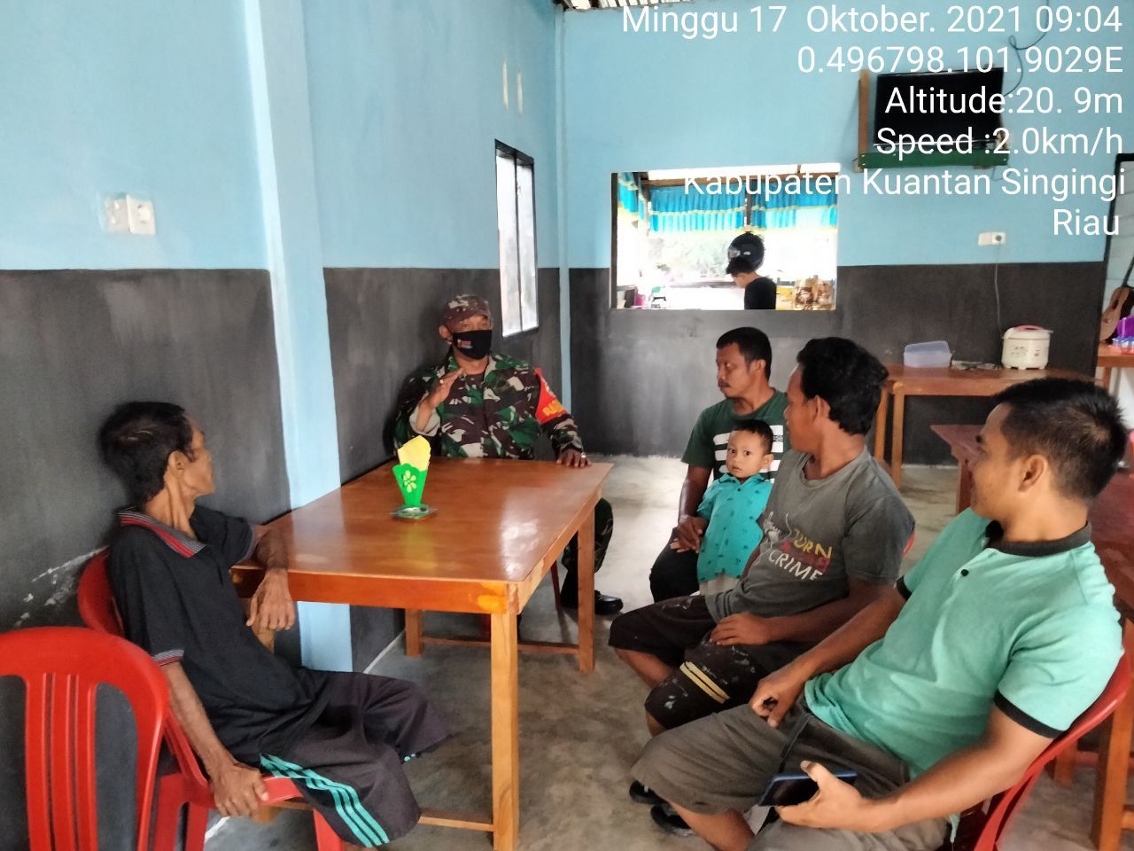 Babinsa Koramil 06/Cerenti Kodim 0302/Inhu Melaksanakan Komsos Dengan Warga Desa Binaan di Desa Teluk Pauh