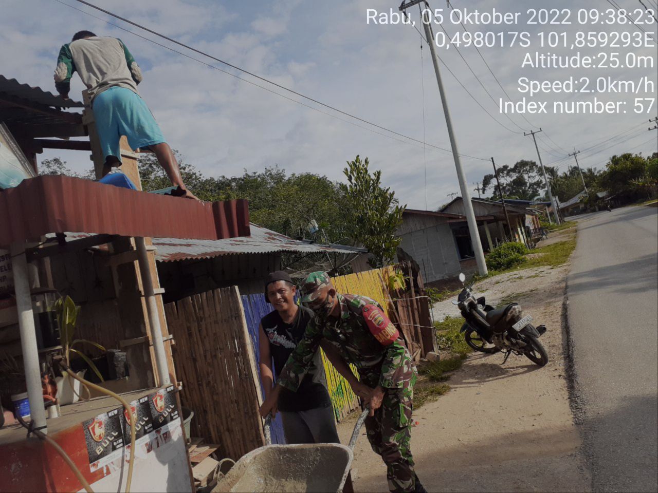 Ringankan Beban Warga, Babinsa Koramil 06/Cerenti Kodim 0302/ Inhu Bantu Warga Membuat Cor Tiang Ruko