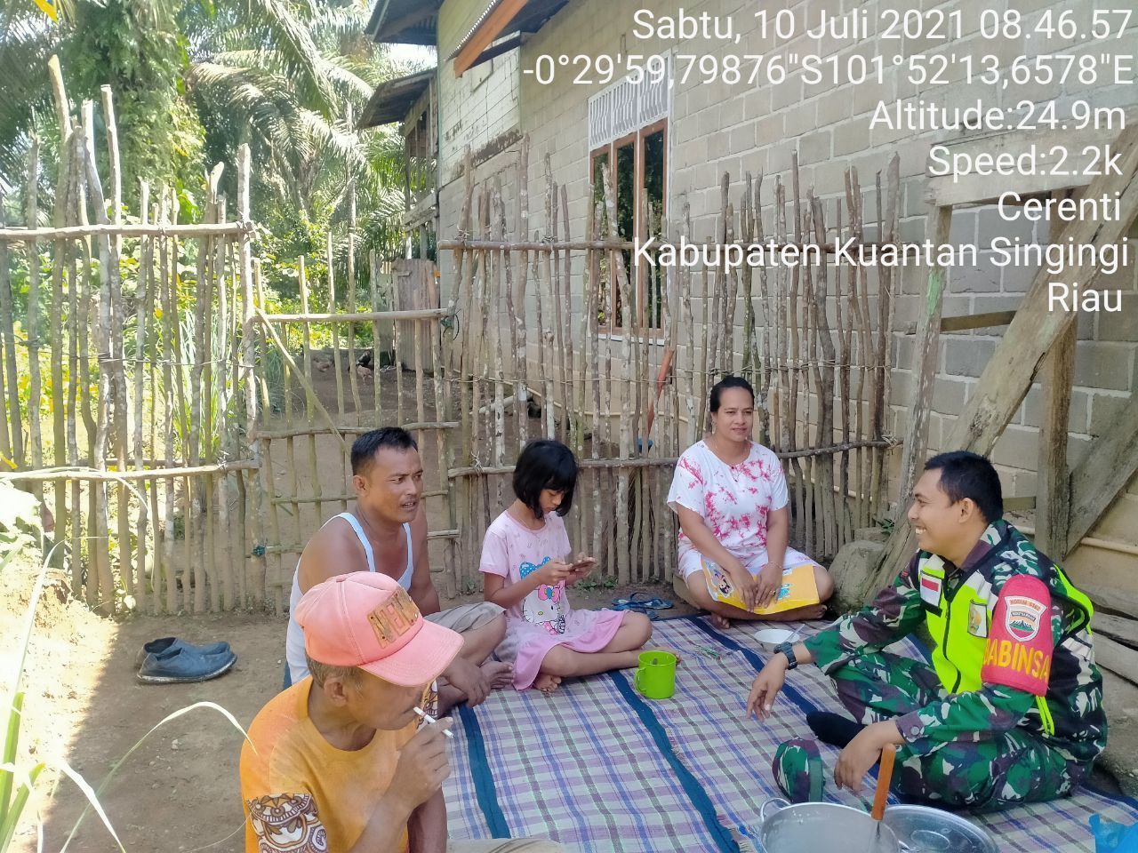 Babinsa Koramil 06/Cerenti Kodim 0302/Inhu Kopda Mohamad Soleh Melaksanakan Komsos Dengan Warga Binaan