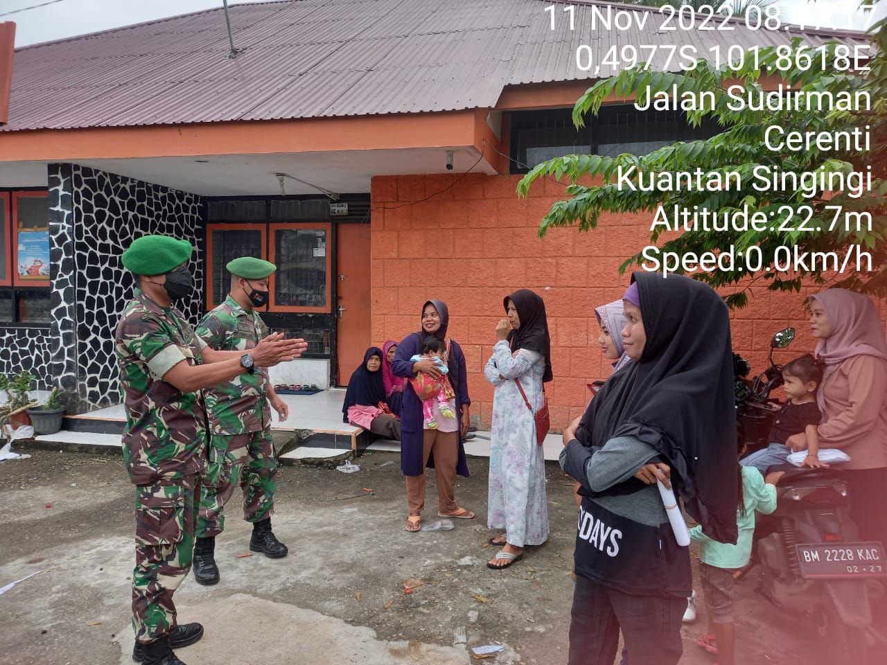 Cegah  Meningkatnya Covid-19 Babinsa Koramil 06/Cerenti Kodim 0302/Inhu Himbau Warga Patuhi Prokes