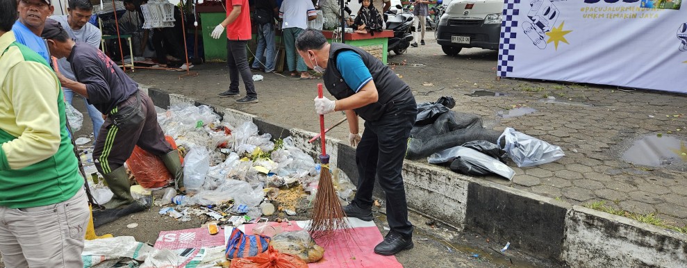 Tak Ingin Sampah Menumpuk;  Bupati Pimpin Langsung Aksi Bersihkan Kota Teluk Kuantan