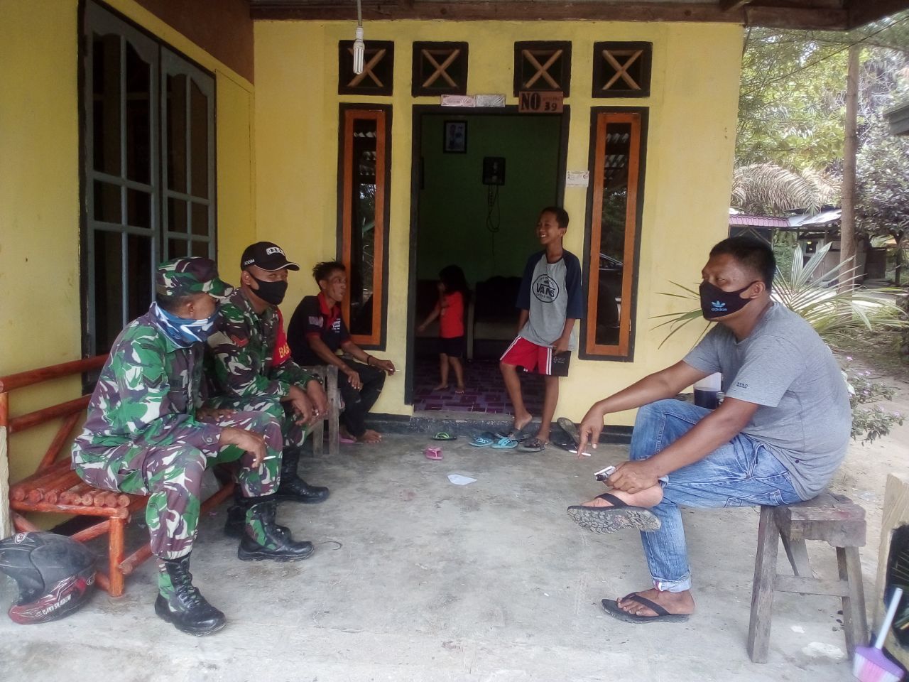 Sertu Darmanto Anggota Koramil 07/Kuantan Hilir Dim 0302/Inhu Komsos Dengan Masyarakat Desa Sukaraja