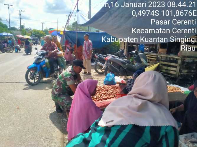 Kopda Muhamad Soleh Babinsa Koramil 06/Cerenti Kodim 0302/Inhu Pantau Perkembangan Harga Kebutuhan Pokok Di Wilayah Kecamatan Cerenti