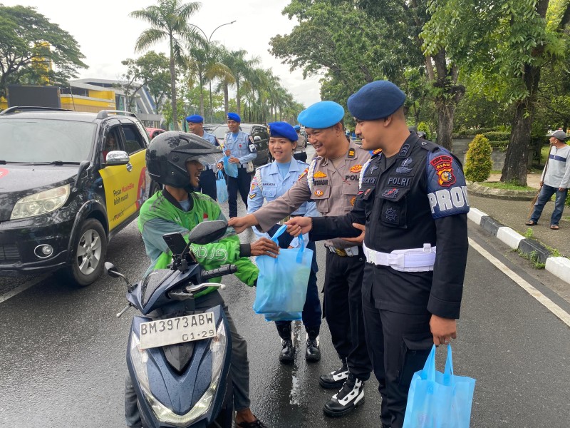 TNI-Polri di Pekanbaru Gelar Patroli Gabungan dan Bakti Sosial