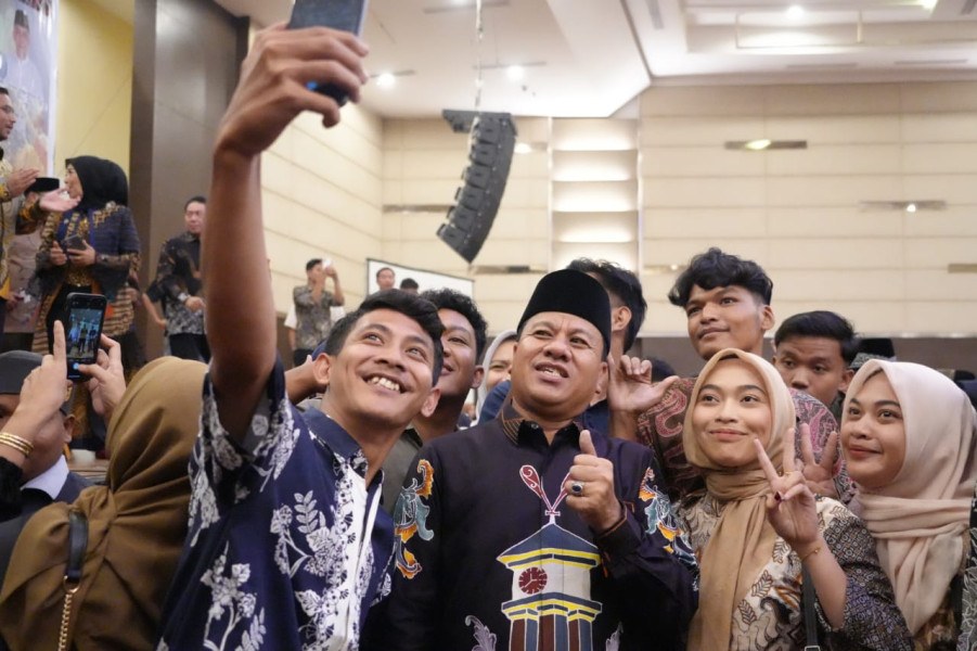 Disela Acara IKKS,  Bupati Suhardiman Jadi Rebutan Swafoto Mahasiswa Dan Warga