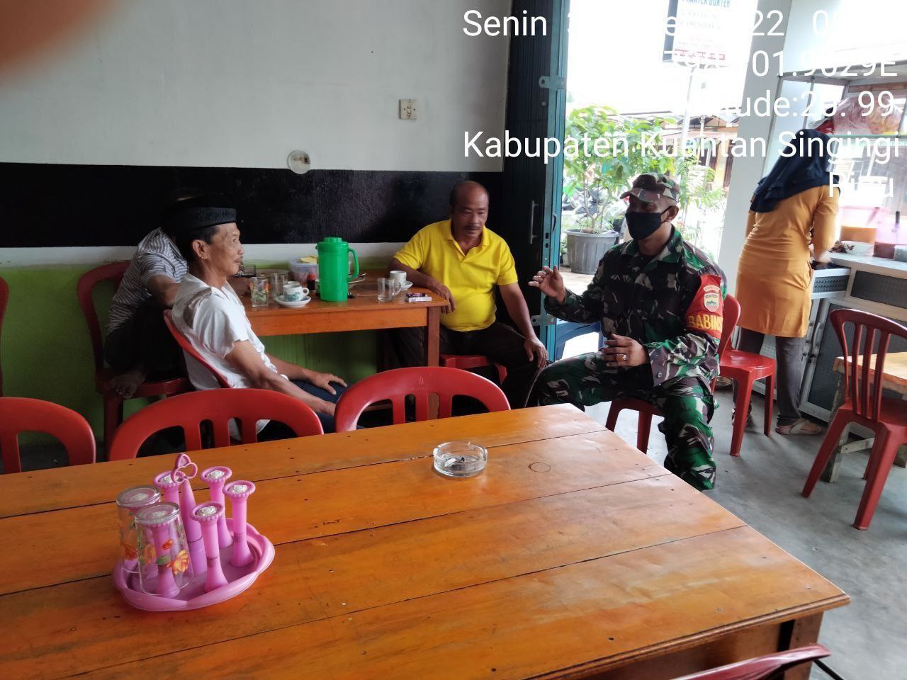 Terus Jaga Hubungan Baik, Babinsa Koramil 06/Cerenti Kodim 0302/Inhu Giat Melaksanakan Komsos Dengan Warga Binaan di Kelurahan Pasar Cerenti Kecamatan Cerenti Kabupaten Kuansing
