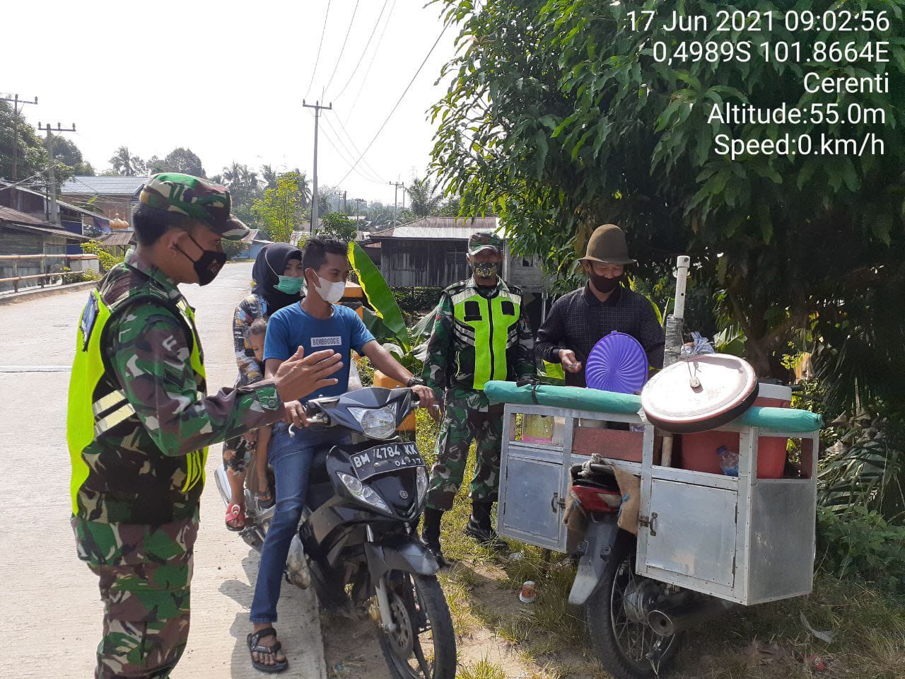 Penegakan Disiplin Protokol Kesehatan Oleh Babinsa Koramil 06/Cerenti di Desa Pulau Jambu