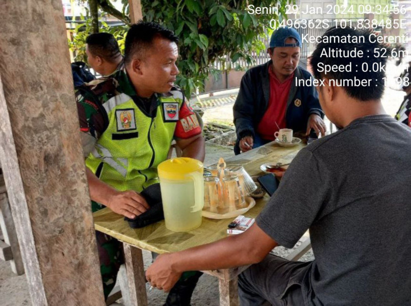 Babinsa Koramil 06/Cerenti Kodim 0302/Inhu  Melaksanakan Komsos Bersama Masyarakat Menjelang Pemilu 2024