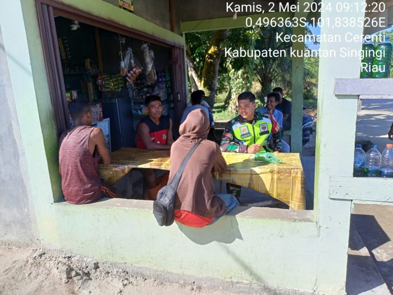 Pratu  Teguh Mulya Babinsa Koramil 06/ Cerenti Kodim 0302/Inhu Komsos  Dengan Warga 