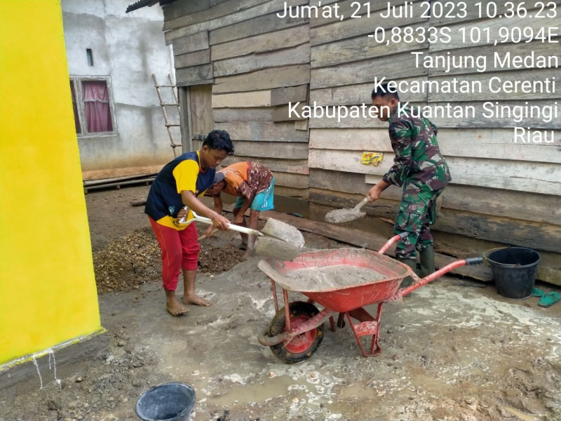 Di Kecamatan Cerenti Desa Tanjung Medan Babinsa Koramil 06/Cerenti Kodim 0302/Inhu Bantu Warga Membuat Rumah
