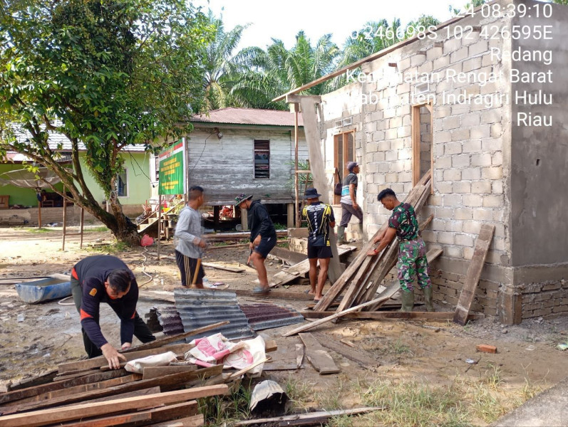 Prada Bastanul Fauzi   Membantu Pelaksanaan Program TMMD Ke-120 Kodim 0302/Inhu Di Desa Redang Dalam Kegiatan Pembangunan Rumah 