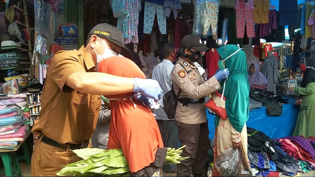 Polsek Ukui dan Pemerintah Kecamatan Ukui Bagikan Masker di Pasar Tradisional