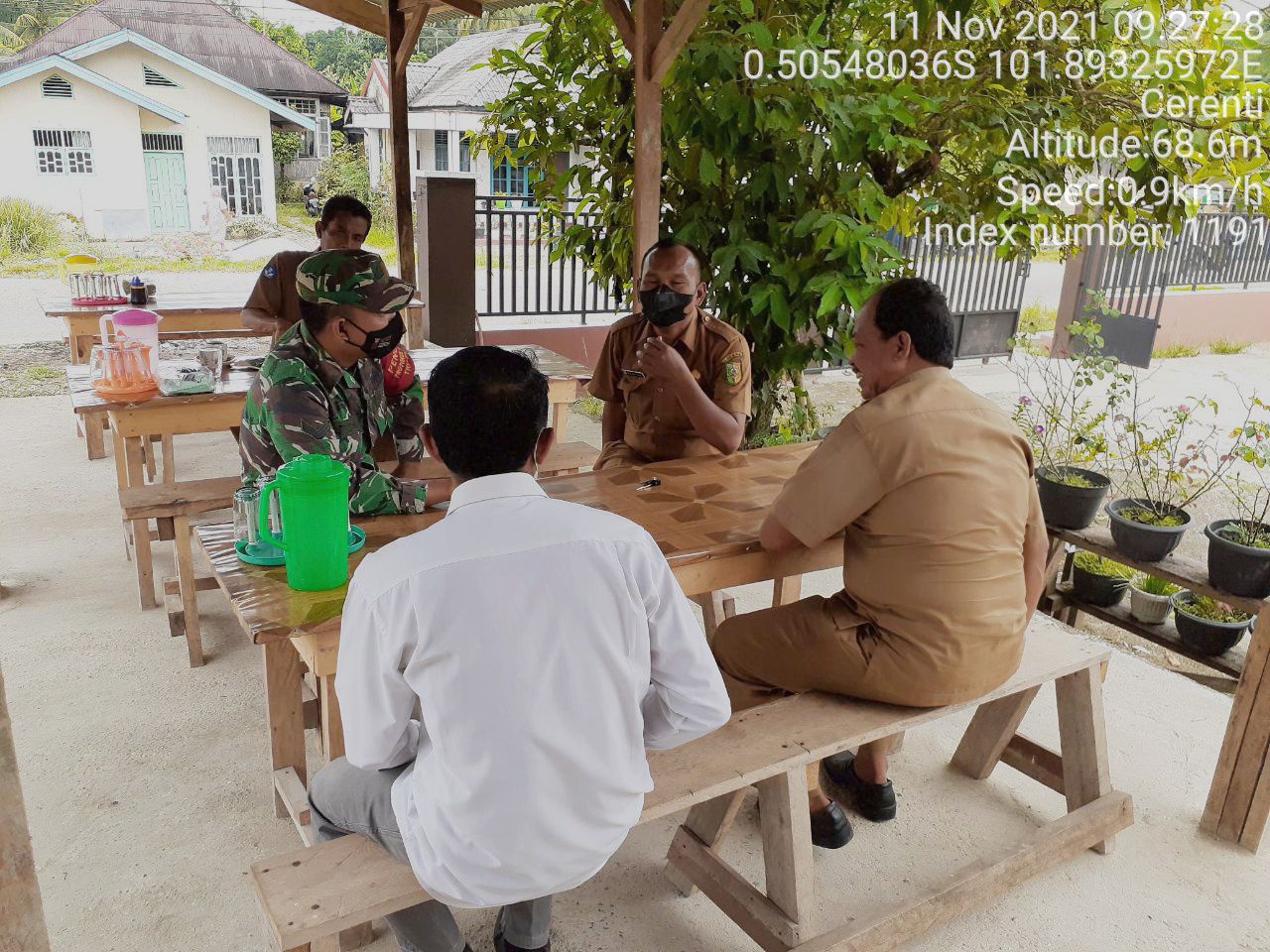 Babinsa Koramil 06/Cerenti Dim 0302/Inhu Lakukan Komsos, Ajak Perangkat Desa Jadi Pelapor 3M