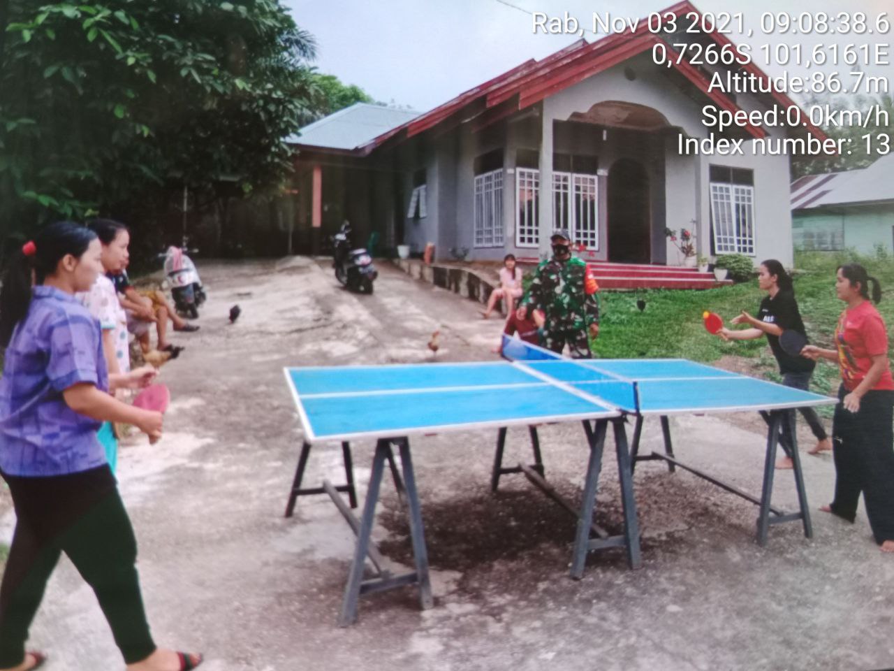 Babinsa Koramil 06 Cerenti Kodim 0302 Inhu Babinsa Melatih Masyarakat Olahraga Tenis Meja