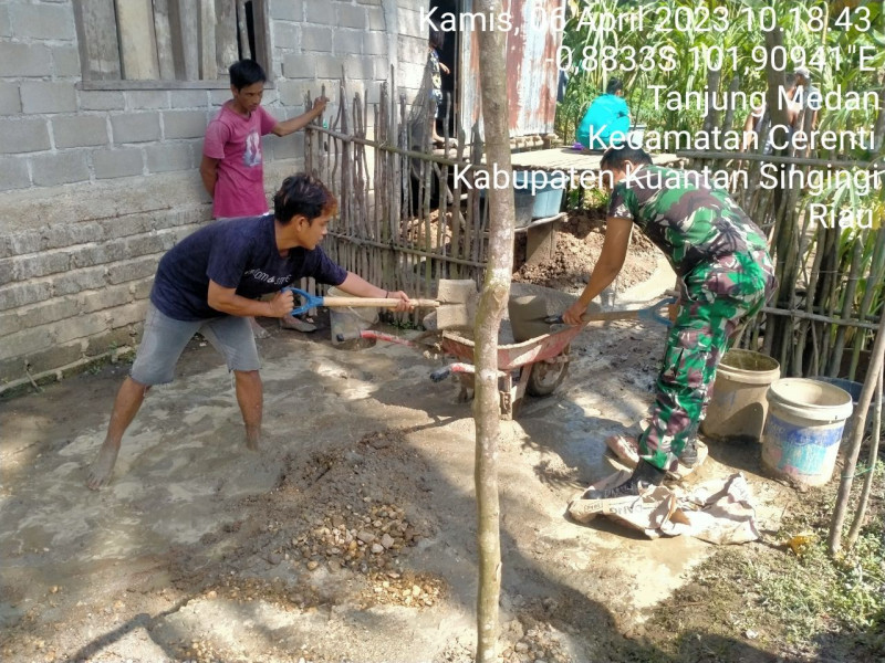 Kopda Muhamad Soleh Babinsa Koramil 06/Cerenti Bahu Membahu Dengan Warga Desa Terlihat Bantu Warga Membuat Dapur Rumah Di Desa Tanjung Medan