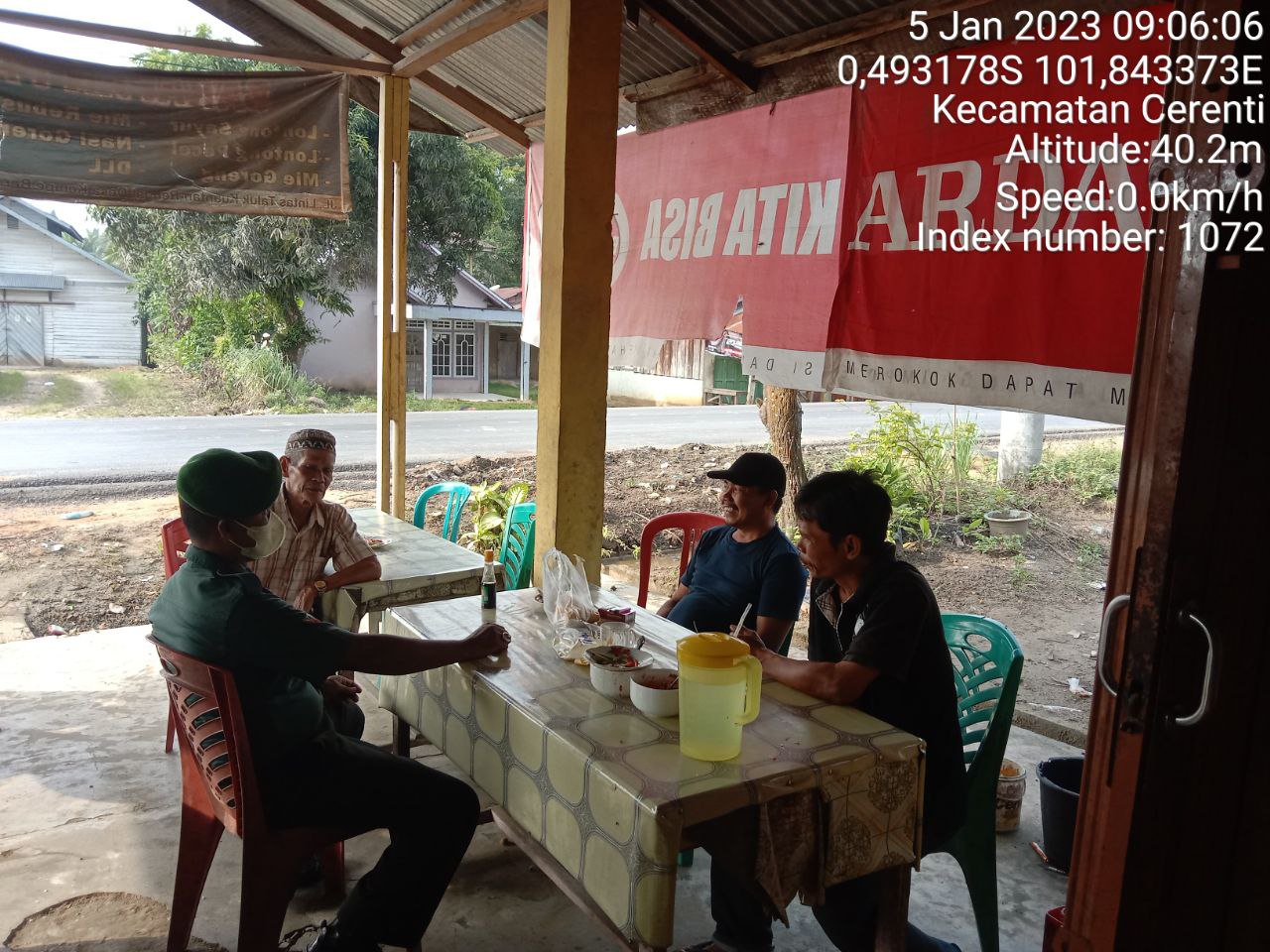 Kopda Junedi Babinsa Koramil 06 /Cerenti Kodim 0302/ Inhu Komsos Dengan Warga Desa Tanjung Medan