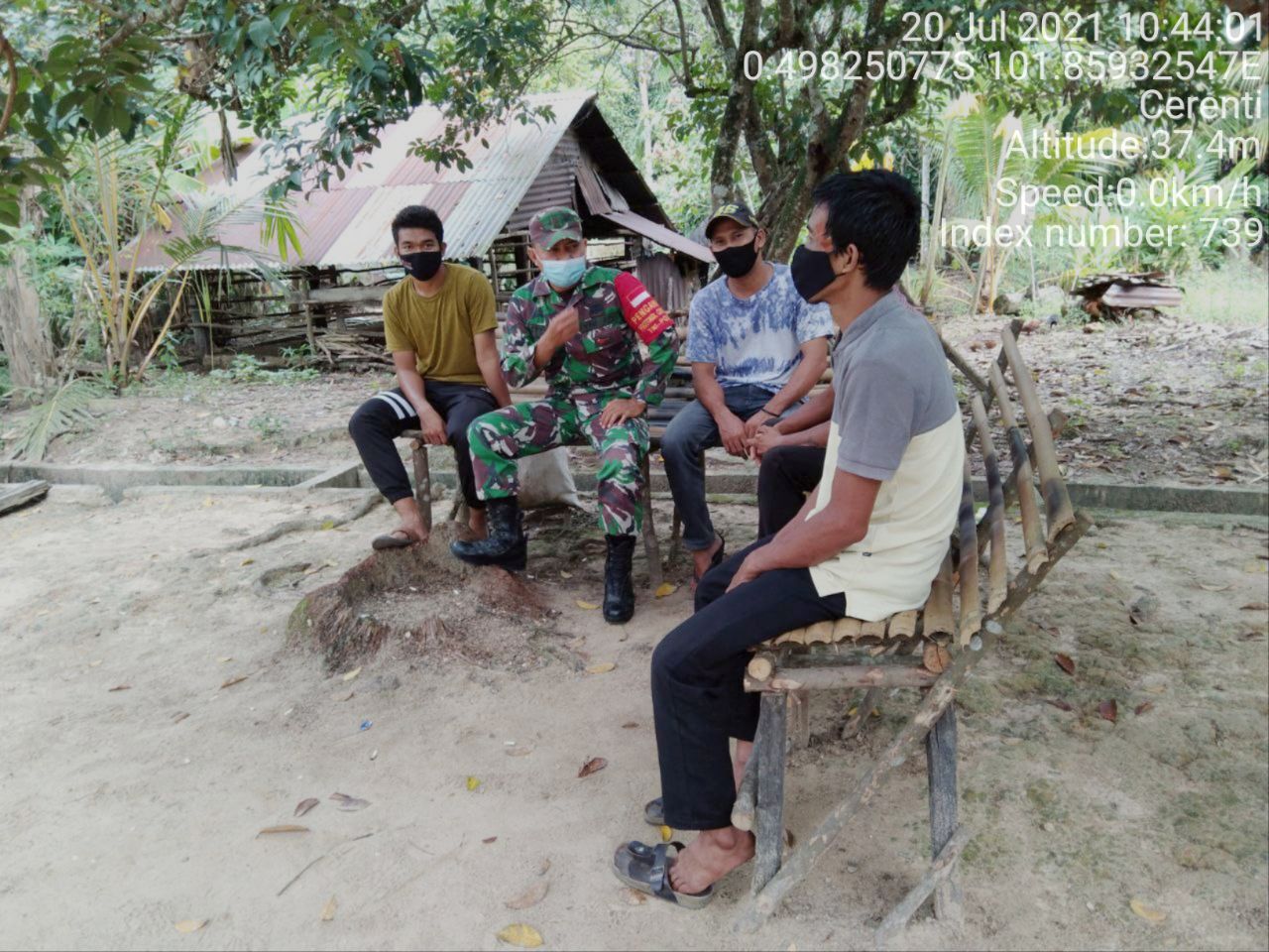 Babinsa Koramil 06/Cerenti Komsos Dengan Warga Desa Kompe Berangin Kecamatan Cerenti Kabupaten Kuansing