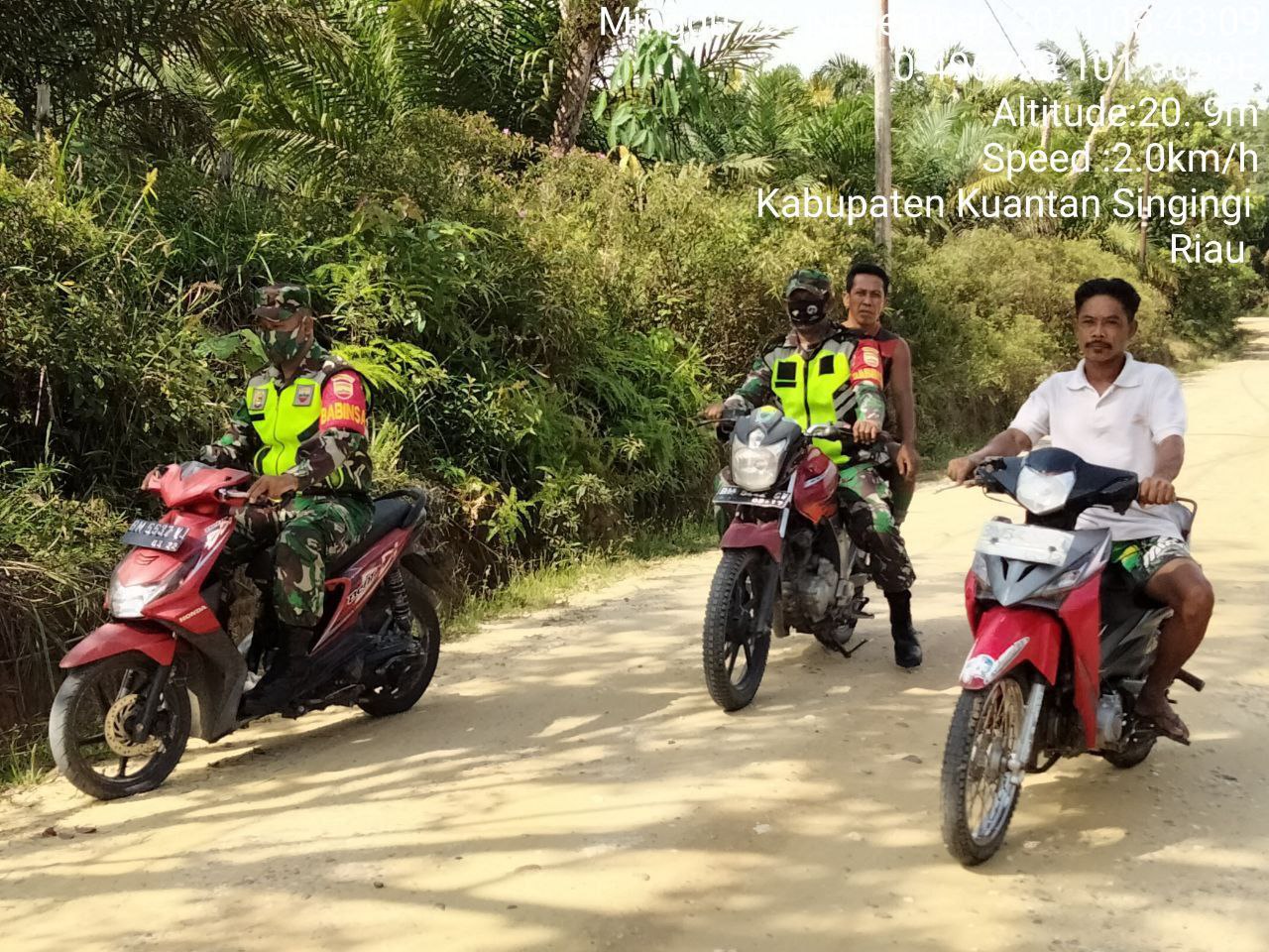Babinsa Koramil 06/Cerenti Dim 0302/Inhu Gelar Patroli Dan Sosialisasi Pencegahan Karhutla di Seberang Pulau Busuk