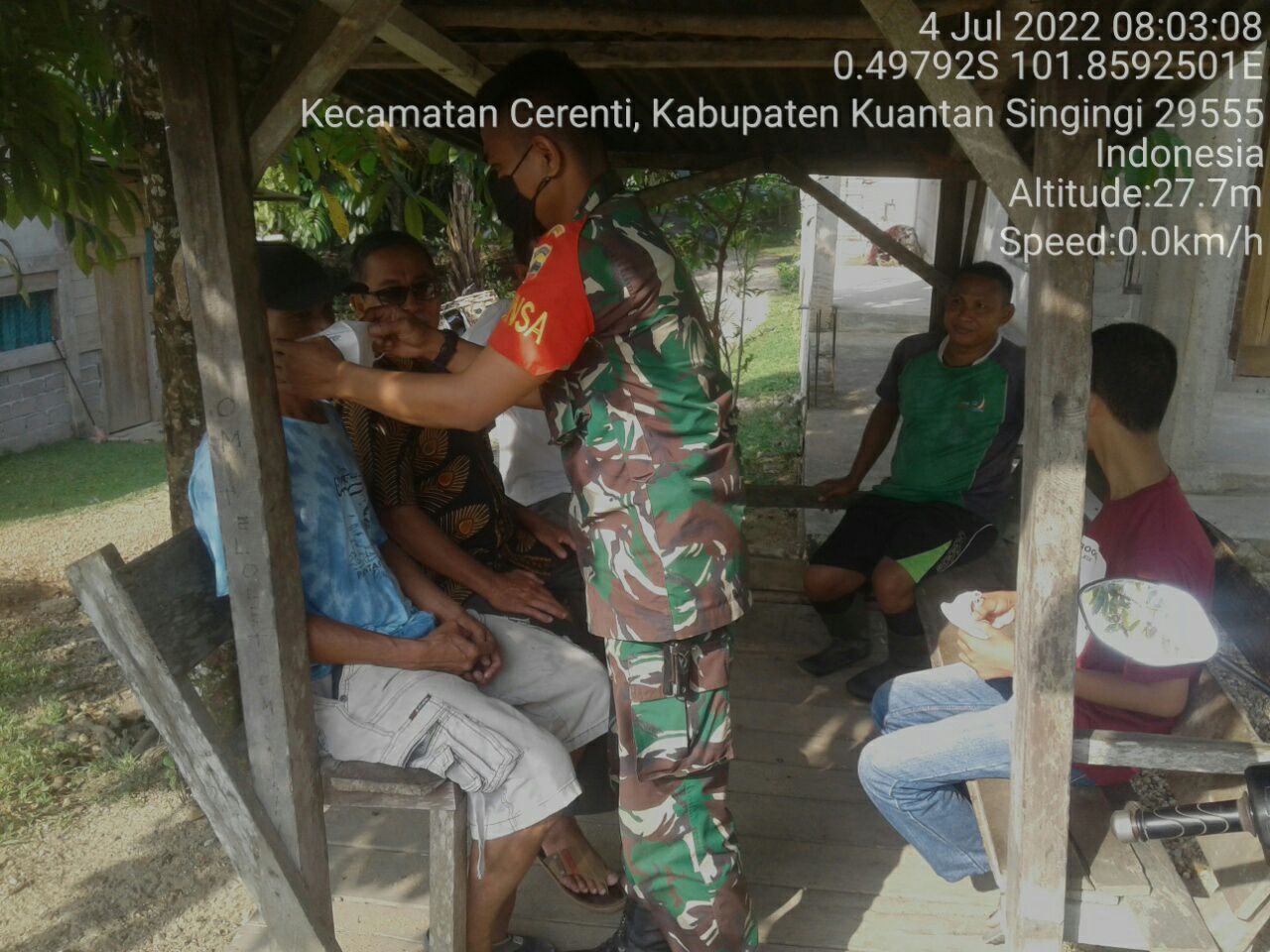 Babinsa Koramil 06/Cerenti Kodim 0302/Inhu Selain Berikan Himbauan Babinsa Juga Bagikan Masker Kepada Warga di Desa Sigaruntang Kecamatan Inuman