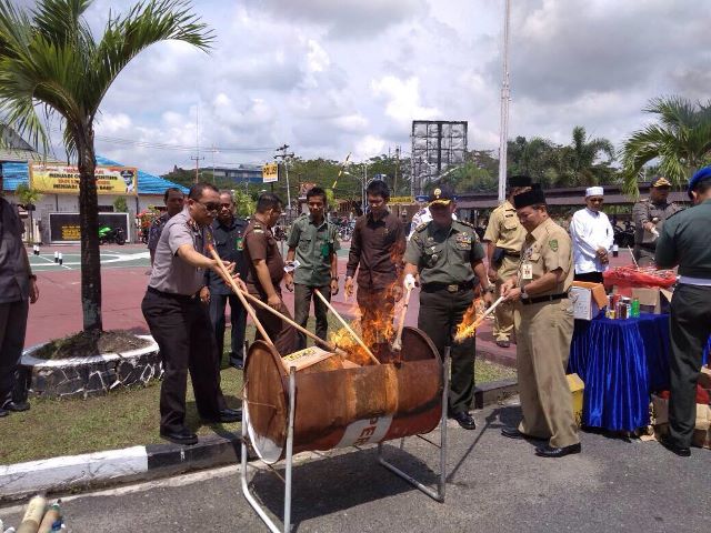 Polres Inhil Musnahkan Ribuan Botol Miras dan Petasan