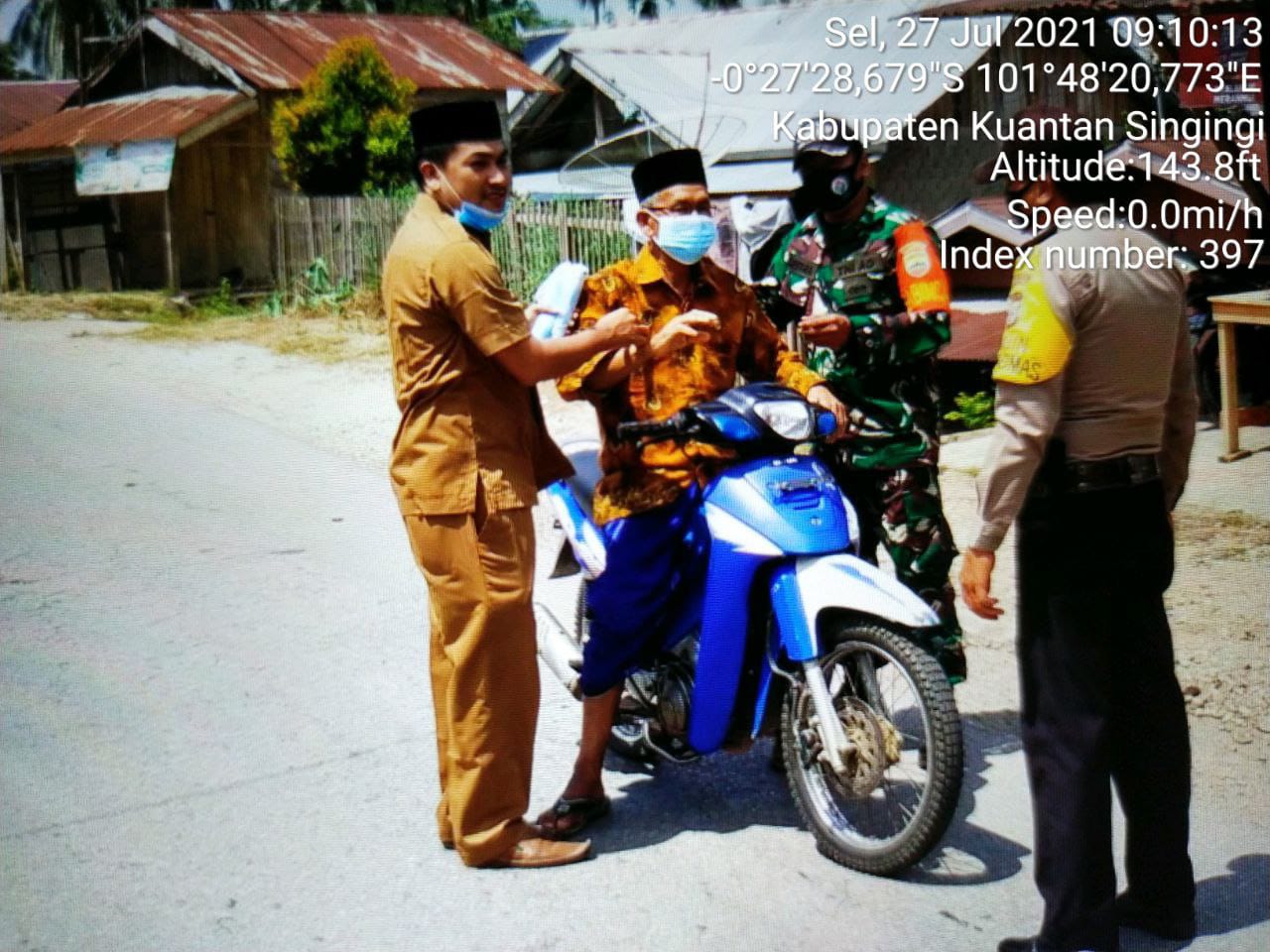 Babinsa Koramil 06/Cerenti Kodim 0302/Inhu Sertu Heriyus Saputera Bagikan Masker Kepada Warga Desa Pasar Inuman Kecamatan Inuman Kabupaten Kuantan Singingi