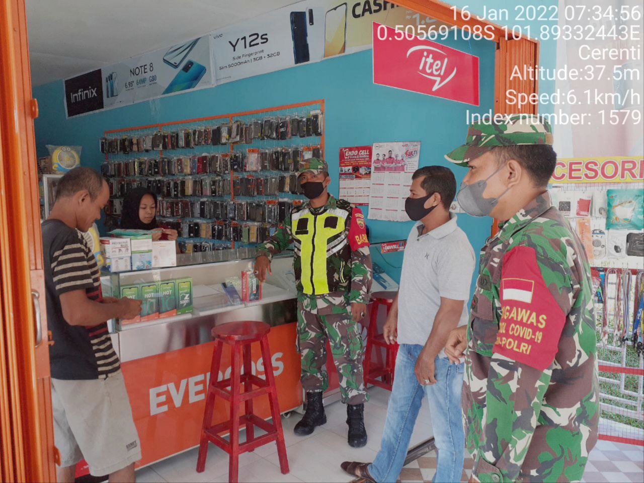 Babinsa Koramil 06/Cerenti Dim 0302/Inhu Berikan Sosialisasi Serta Himbauan Kepada Warga Agar Patuhi Prokes Covid-19 di Pulau Jambu Kecamatan Cerenti