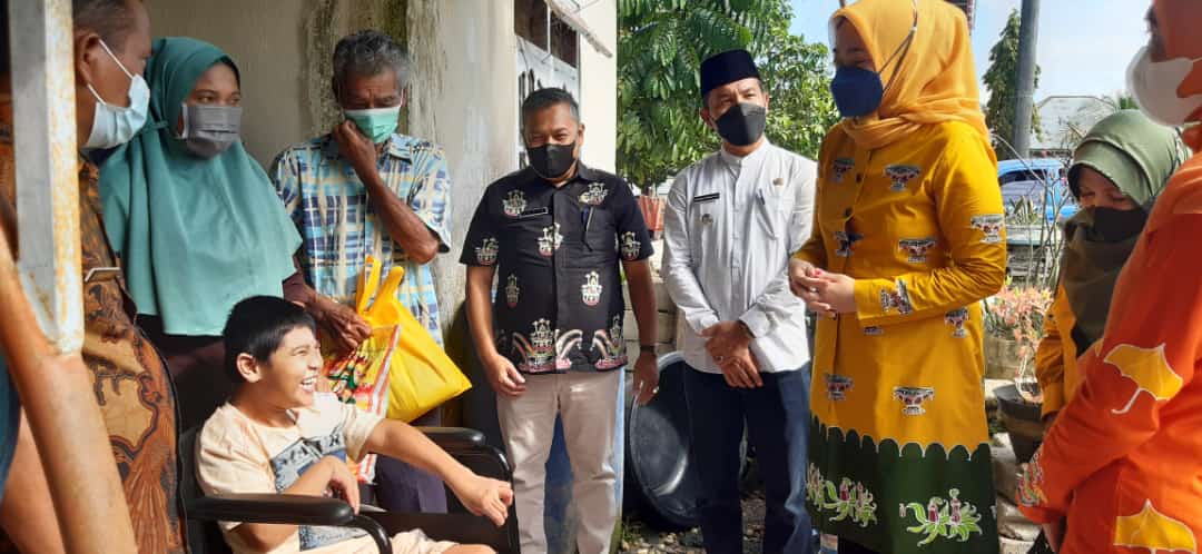 Intens Lakukan Kegiatan Sosial, Istri Bupati Santuni Korban Kebakaran Cerenti dan Bantu Kursi Roda Penyandang Disablitas 