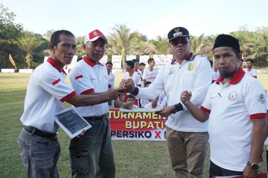 Buka Turnamen Sepak bola Bupati Cup  Suhardiman Sebut Akan Bangun Stadion Mini Di Kopah
