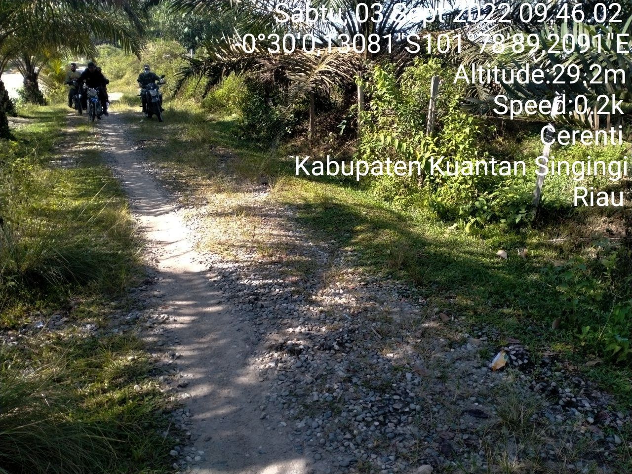 Tingkatkan Pengawasan Karlahut, Babinsa Koramil 06/ Cerenti Kodim 0302/ Inhu Laksanakan Patroli dan Sosialisasi Kepada Masyarakat di Desa Pulau Bayur