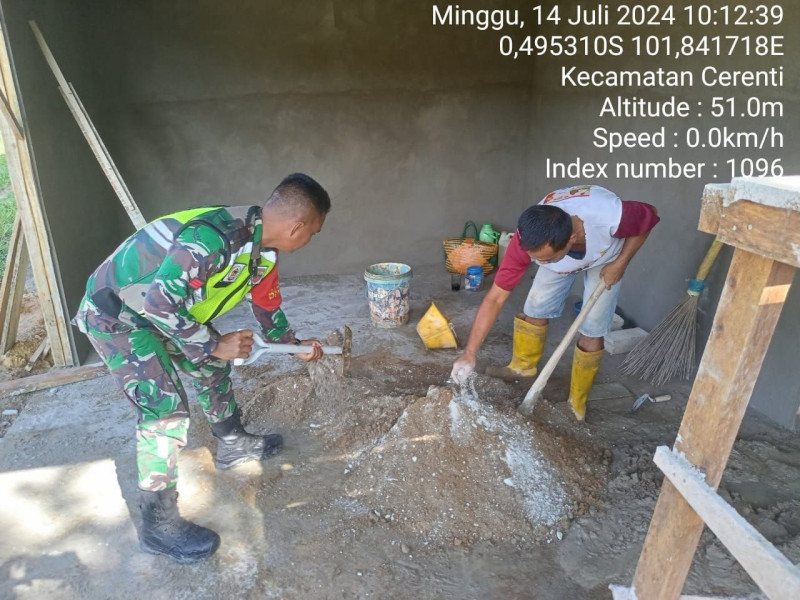 Babinsa Koramil 06/Cerenti  Kodim 0302/Inhu Membantu Warga  Menplaster Rumah Di Desa Sikakak Kecamatan Cerenti 