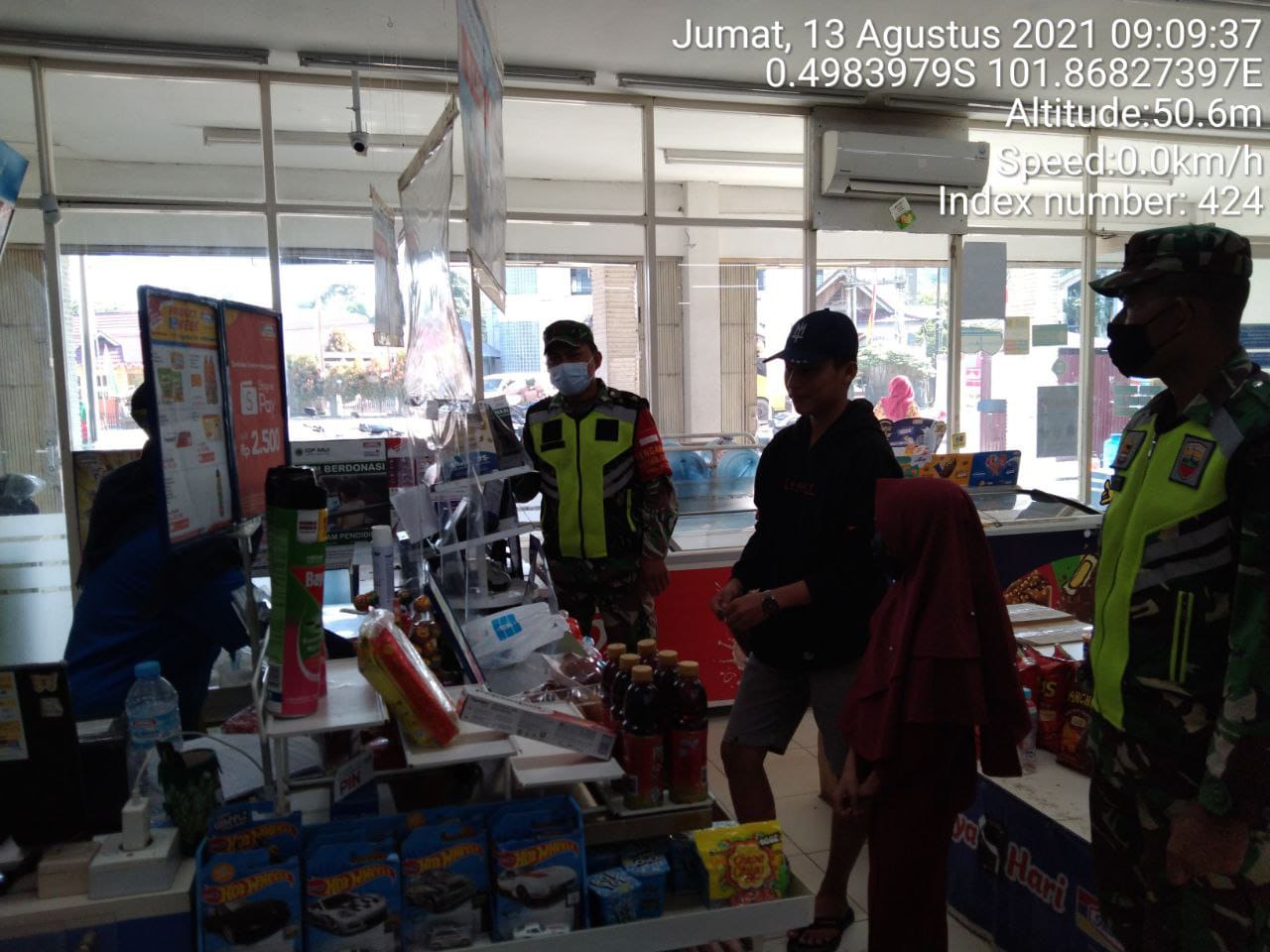 Babinsa Koramil 06/Cerenti Dim 0302/Inhu Berikan Sosialisasi Serta Himbauan Kepada Warga Agar Patuhi Prokes Covid-19 desa Kampung Baru Kecamatan Cerenti Kabupaten Kuansing