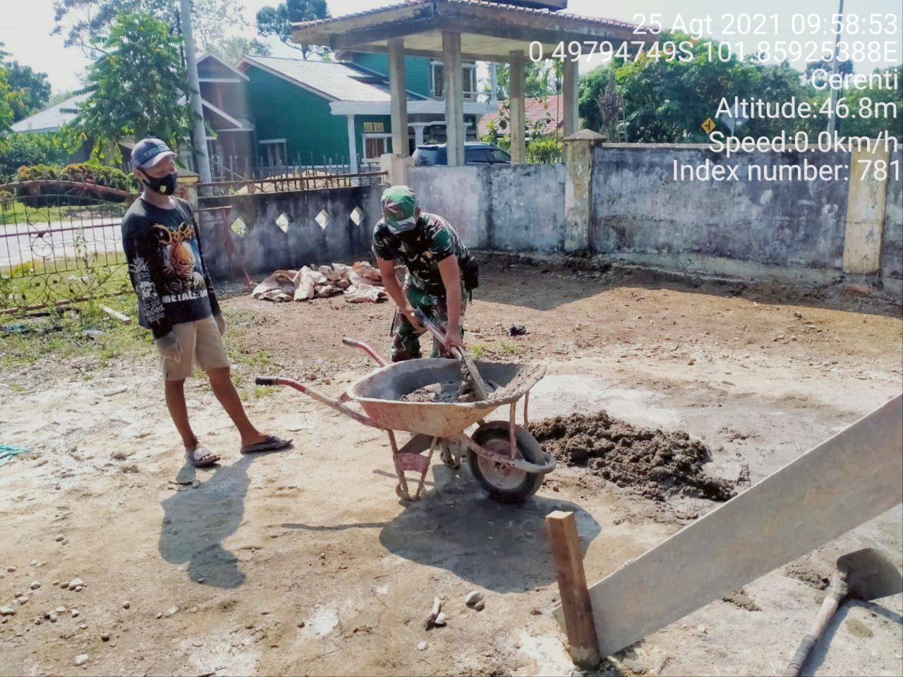 Babinsa Koramil 06/Cerenti Dim 0302/ Inhu, Kopda Junedi Bantu Masyarakat Desa Binaan Melanjutkan Pembangunan Buat Rumah