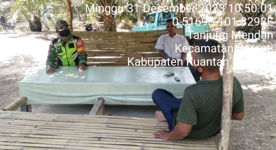 Babinsa Koramil 06/Cerenti  Kodim  0302/Inhu  Senantiasa Jaga Silaturahmi Dengan Warga Desa Binaan Desa Tanjung Medan Laksanakan Komsos