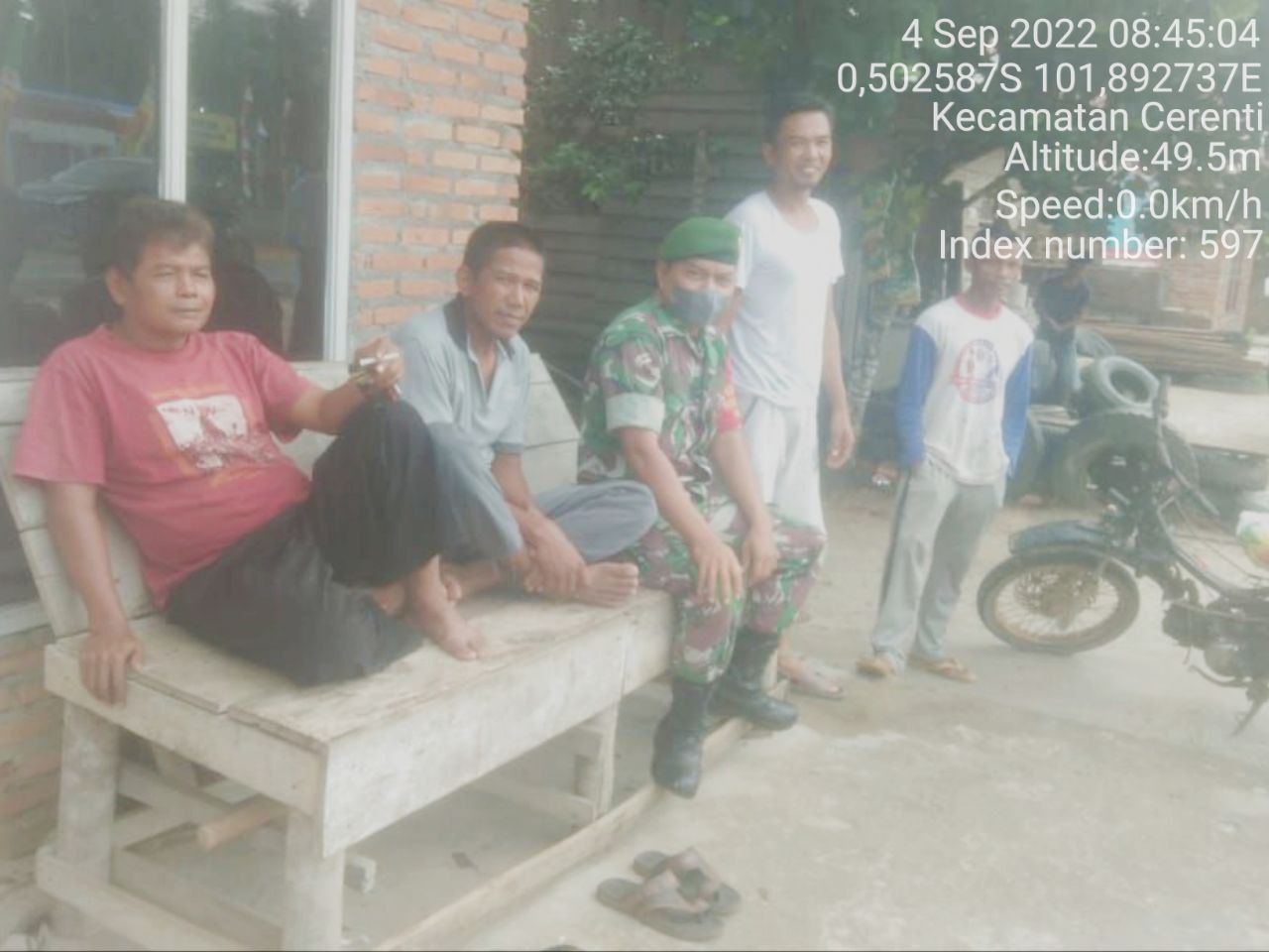 Sertu Efison Babinsa Koramil 06/Cerenti  Dim 0302/Inhu Komsos Dengan Warga Desa Pesikaian Kecamatan Cerenti