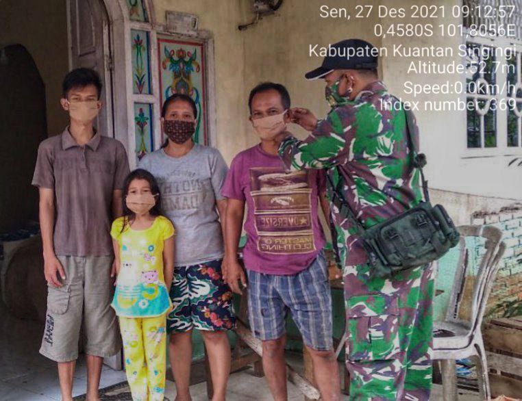 Cegah Penyebaran Covid-19, Babinsa Koramil 06/Cerenti Kodim 0302/Inhu,Sertu Heriyus Saputera Bagikan Masker Gratis Kepada Warga Koto Inuman Kecamatan Inuman