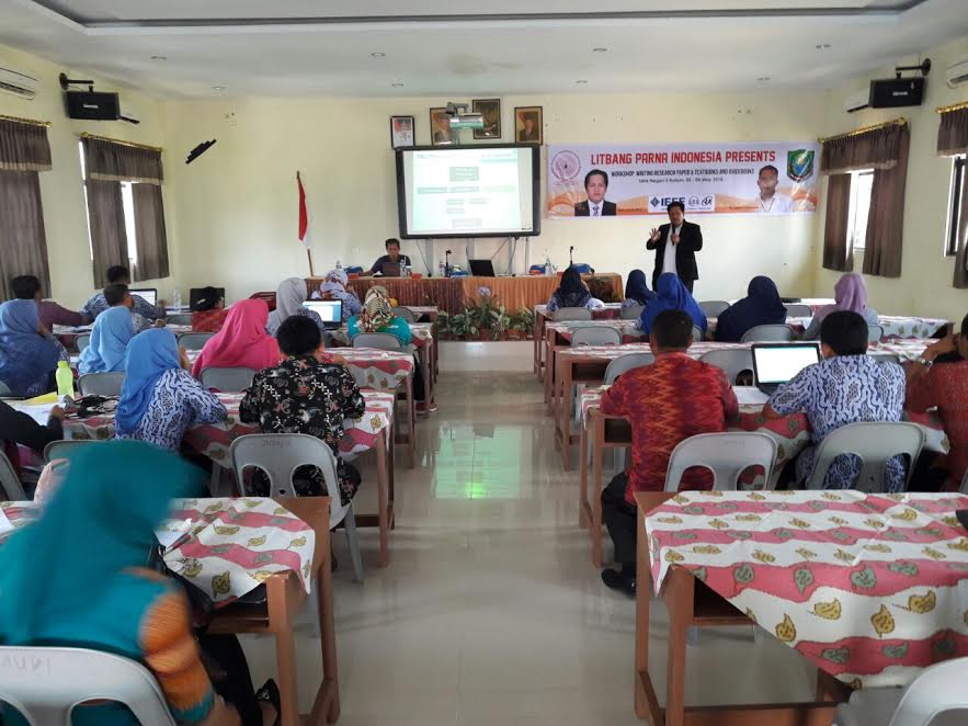 Litbang PARNA Indonesia Adakan Workshop Penulisan Penelitian dan Buku Ajar di SMA N3 Batam