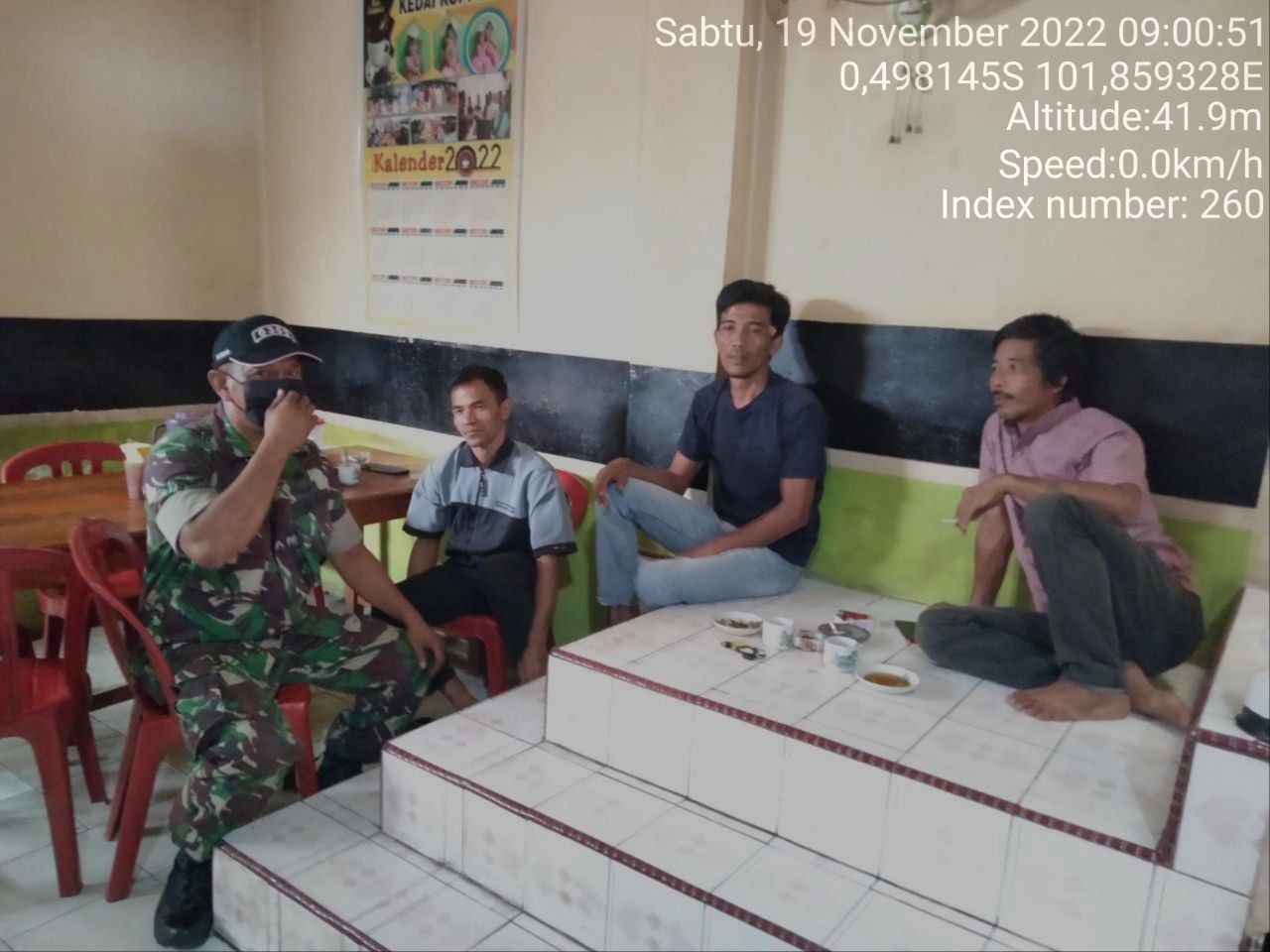 Di Desa Tanjung Medan Kecamatan Cerenti Kabupaten Kuansing, Babinsa Koramil 06/Cerenti Kodim 0302/Inhu Melaksanakan Komsos Dengan Masyarakat Binaan